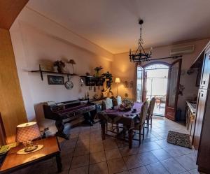 uma sala de estar com uma mesa e um piano em Ilice em Zafferana Etnea