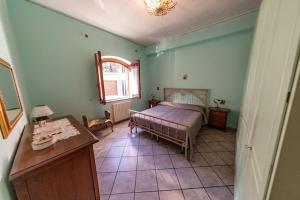 - une chambre avec un lit, une table et une fenêtre dans l'établissement Ilice, à Zafferana Etnea