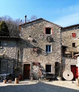 an old stone building with a large building at Casa Lisa Guest rooms in Bibbiena