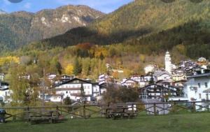 une petite ville dans une vallée avec des montagnes en arrière-plan dans l'établissement Breakfast around the mountains, à Nebbiu