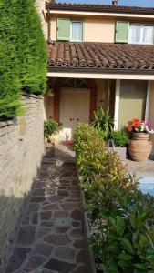 kamienny chodnik prowadzący do domu z roślinami w obiekcie L' Acero w mieście Rodello
