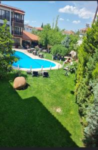 un gran patio con piscina y césped en Venus Hotel en Pamukkale