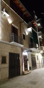 - un grand bâtiment avec 2 balcons sur le côté dans l'établissement B&B Riccioli D'oro, à Margherita di Savoia