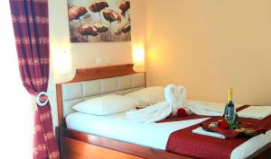 A bed or beds in a room at Apartmenthotel Sithon