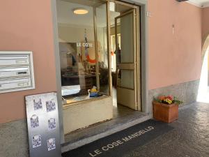 uma vitrine com um vaso de flores à frente em Mamma Ciccia em Mandello del Lario