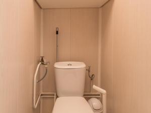 セレ・シュヴァリエにあるAppartement La Salle-les-Alpes, 1 pièce, 4 personnes - FR-1-330F-104の小さなバスルーム(トイレ付)が備わります。