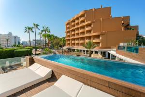 ein Pool vor einem Hotel in der Unterkunft Marins Beach Club - Adults Only Hotel in Cala Millor