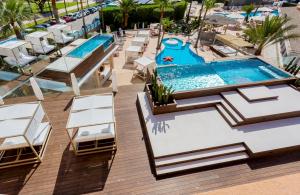 una vista aérea de la piscina en un complejo en Marins Beach Club - Adults Only Hotel en Cala Millor