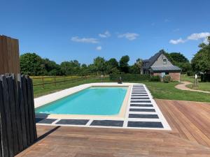 a swimming pool in a yard with a house at La Pomme d'Amour in Honfleur