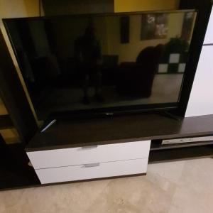 TV a/nebo společenská místnost v ubytování 3 bedrooms with pool & parking, close to sea and Gibraltar