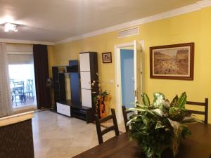 een woonkamer met een tafel en een eetkamer bij 3 bedroom apartment with pool & parking, close to sea and golf in Manilva
