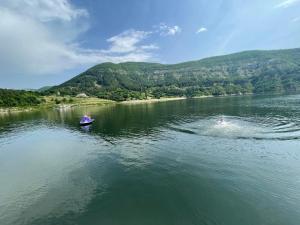 a couple of people in a boat on a lake at Family hotel Borovitsa in Pŭdartsi