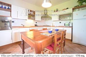 Kuchyň nebo kuchyňský kout v ubytování Villa Marinin - con splendido giardino e vicino ad oasi naturalistica