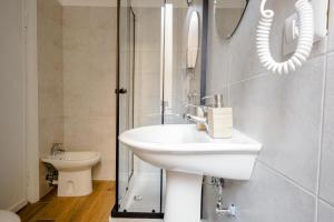 een badkamer met wastafel en douche bij Da Fede in Rome +8 foto's