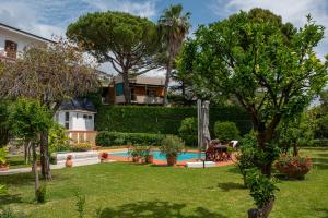 una casa con cortile e piscina di Magnificent Villa Sanremo a Sanremo