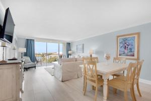 une salle à manger et un salon avec une table et des chaises dans l'établissement Dolphin Point 404C, à Destin