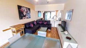 ein Wohnzimmer mit einem Sofa und einem Glastisch in der Unterkunft Residence Euroville in Germignaga
