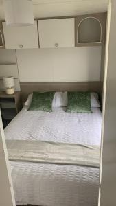 Postel nebo postele na pokoji v ubytování Castaway Retreats 2 E45