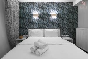 sypialnia z łóżkiem z ręcznikami w obiekcie Rustique, Nilie Hospitality MGMT w Salonikach