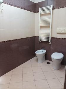 een badkamer met een toilet en een bidet bij La casa di Annalisa in Ortona