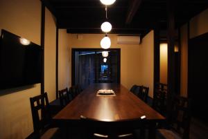 comedor con mesa de madera y sillas en Kanazawa Hitomuneyado Kaisen - Vacation STAY 94227v en Kanazawa