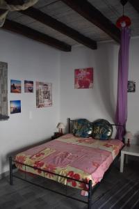 Rúm í herbergi á Sunset Studio