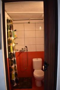 A bathroom at Sunset Studio