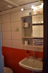 A bathroom at Sunset Studio