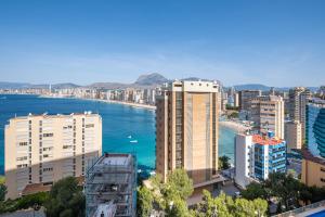 eine Stadt mit hohen Gebäuden und einem Wasserkörper in der Unterkunft Trinisoll II 6-C Sea views Apartment Levante Beach in Benidorm