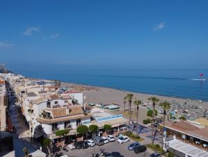 eine Luftansicht auf einen Strand und das Meer in der Unterkunft EDIFICIO EL REMO VISTAS AL MAR SUN&BEACH in Torremolinos