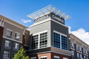 een gebouw met een bord erop bij Cambria Hotel Ft Collins in Fort Collins