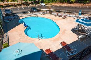 an overhead view of a swimming pool with chairs and tables at Quality Inn & Suites near Six Flags - Austell in Austell