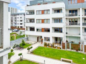 apartamentowiec z trawnikiem przed nim w obiekcie visit baltic - Platan w Świnoujściu