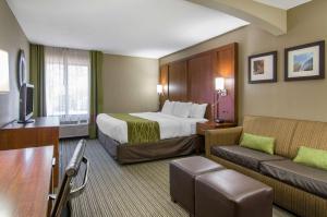Gallery image of Comfort Inn & Suites Near Worlds of Fun in Kansas City