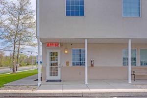 un edificio de oficinas con un cartel que dice oficina en Americas Best Value Inn Gettysburg, en Gettysburg