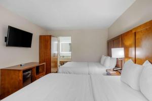 A bed or beds in a room at Comfort Inn Downtown Nashville - Music City Center