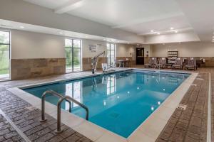 una grande piscina con acqua blu in una camera d'albergo di Sleep Inn a Bowling Green
