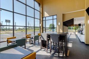 A kitchen or kitchenette at Clarion Pointe McDonough