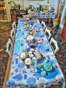 een lange tafel met een blauw en wit tafelkleed bij Sud Est Bed And Breakfast Salento in Sternatia