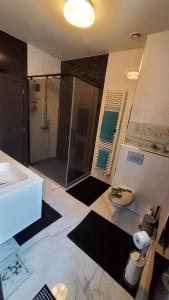 Koupelna v ubytování Chambre deluxe au 2ème étage, chambre double au 4ème étage NOT A HÔTEL