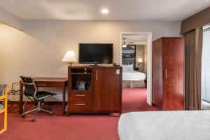 TV a/nebo společenská místnost v ubytování Quality Inn & Suites