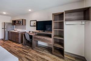 Kuchyň nebo kuchyňský kout v ubytování WoodSpring Suites Round Rock-Austin North