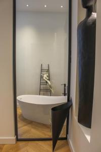 wanna w pokoju z lustrem w obiekcie Valsabbion Deluxe City Suite w Puli