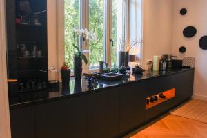 kuchnia z czarnym blatem i oknem w obiekcie Valsabbion Deluxe City Suite w Puli +22 zdjęcia