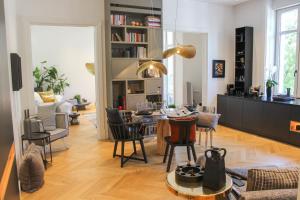 kuchnia i salon ze stołem i krzesłami w obiekcie Valsabbion Deluxe City Suite w Puli