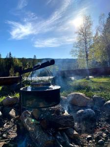 ein großer Topf auf einem Feuer in der Unterkunft Gresslifoss Camping in Gressli