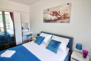 a bedroom with a bed and a painting on the wall at Bonki apartment private free parking in Mokošica