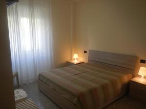 1 dormitorio con 1 cama y 2 lámparas en 2 mesas en guzzi b&b en Chieti