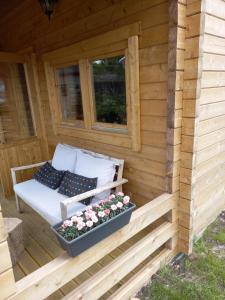 uma cabina de madeira com uma cama e uma janela em 't Zwientje em Ermelo