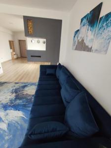 Bett mit blauen Kissen in einem Zimmer in der Unterkunft Amira Apartament in Constanţa
